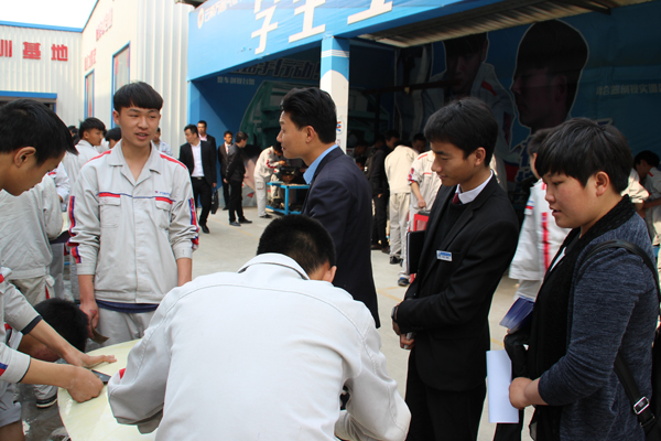 云南万通人才抢定会.jpg