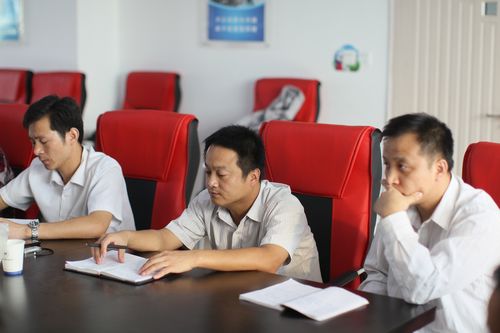 图4-参赛教师认真学习别人经验