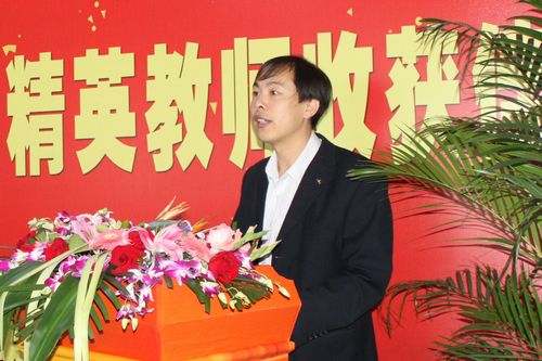 获奖教师岳海滨在欢迎仪式上发言