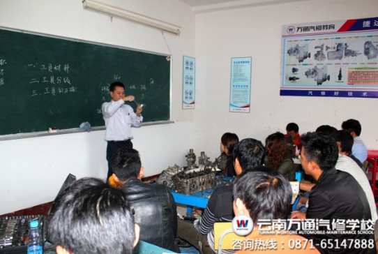 林经理结合实物给学生们讲汽修更具的分类