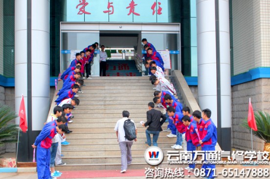 静候老师的到来，弯腰鞠躬送花献礼