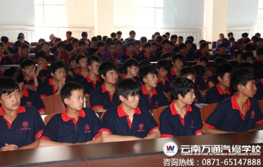 云南万通学子认真听法制法规讲座