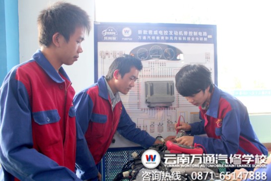 正在联系使用解码器的万通学子们