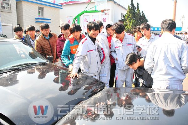 体验式教学现场 引来万通学子围观
