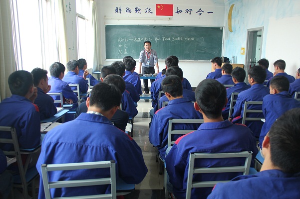 教学李主任给学生介绍委培班面试事宜