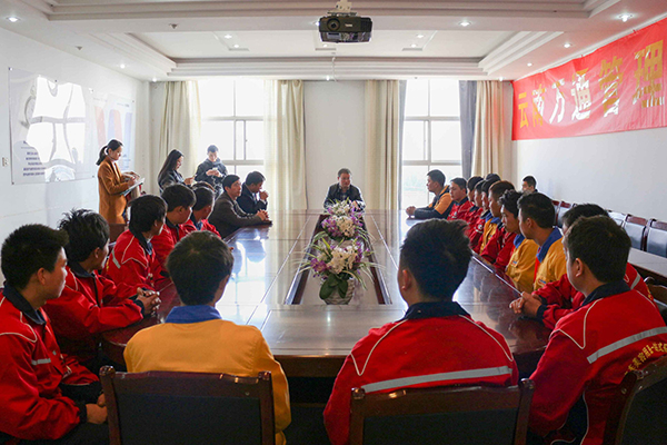 政府领导、学校领导参与学员座谈会.jpg