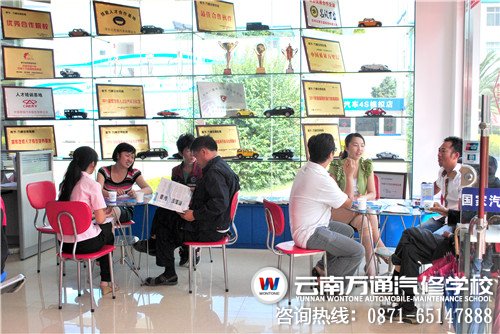 由于来访人员较多，咨询工作分组进行