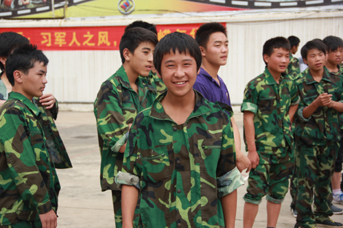 同学们军训辛苦但很快乐
