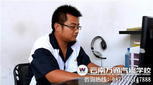 工作中的孙超认真细致