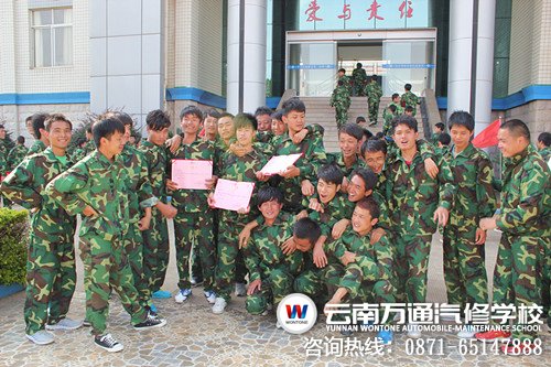 在军训中表现优异获奖同学们合影留念