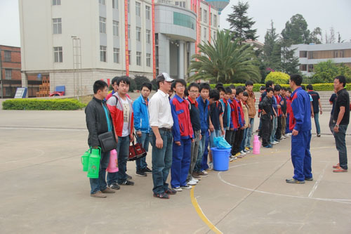 1万通学子搬家秩序井然