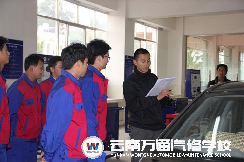 云南万通汽修学校评委在给参赛学子打分
