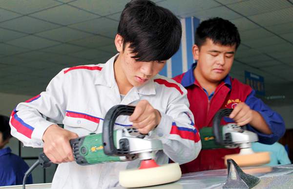 在抛光的同学们.jpg