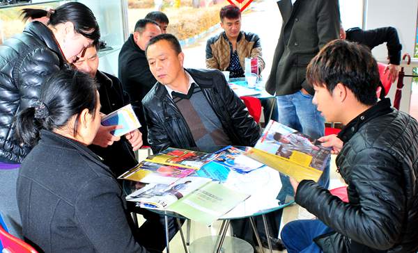 家长正关心学校学习内容与学校情况.jpg