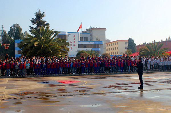 在认真听老师总结的同学们.jpg