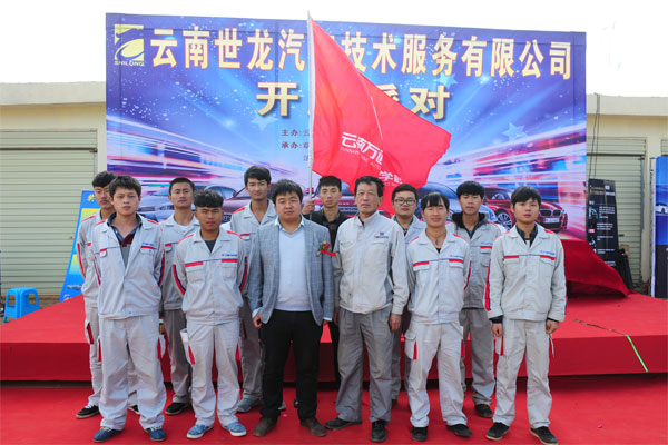杨明与我校师生合影