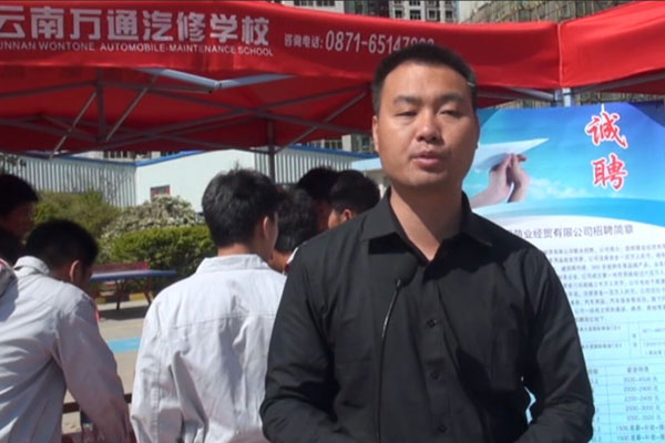招聘会期间招聘人员分享应聘技巧.jpg