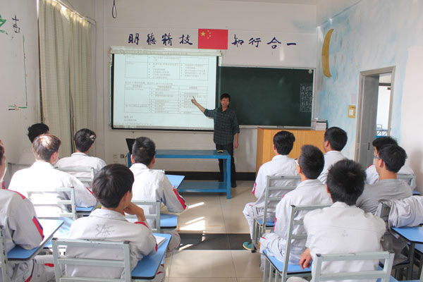为任课教师，他是学生汽车医生路途的引路人.jpg