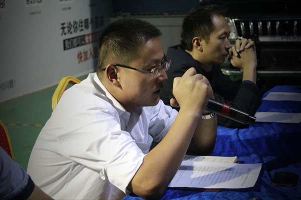 李助向同学们介绍教学情况.jpg