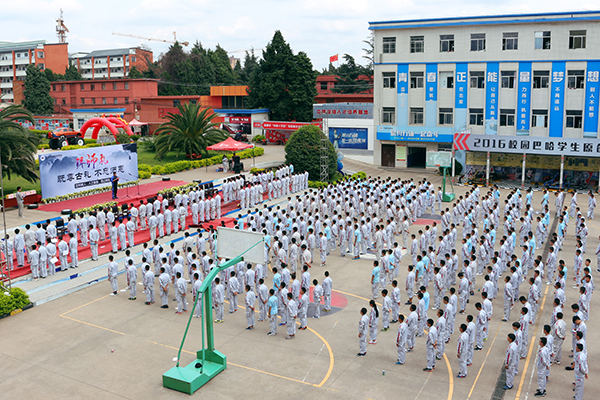 同学们接受老师教诲.jpg