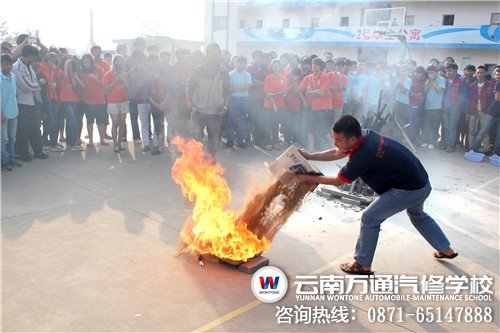 万通学子用沙土盖灭油水混合物燃起的大火