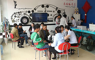 家长和学生来校报名咨询