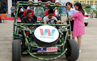 万通老师陪同家长学生了解学校