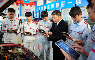 专业老师讲解汽车贴膜课程